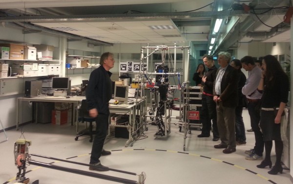 Prof Pieter Jonker in het Robotics Lab.